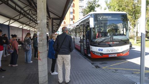 Llegada a la plaza de Galicia de un bus de la lnea 2, que comunica el centro de Pontevedra con el hospital Montecelo