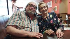 Nina Abella San Claudio y su hijo Andr�s, en el Bah�a, para muchos �el centro social� de Cari�o