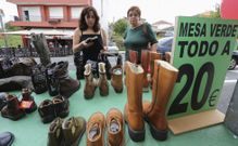 Los comercios sacan a sus puertas producto  diverso a muy buenos precios. 