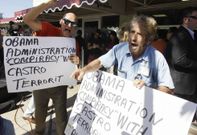 Dos cubanos protestan en la Peque�a Habana, centro del exilio cubano en Miami. 