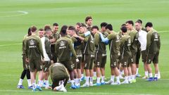 Momento de uni&oacute;n de la plantilla antes del &uacute;ltimo entrenamiento de los c&eacute;lticos previo a viajar a Barcelona para jugar frente al l&iacute;der de la competici&oacute;n.