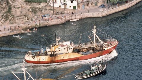 MONTE Alleru como arrastrero gransolero entrando en su puerto base de Pasajes antes de ser adquirido por Hermanos Minchos para Celeiro