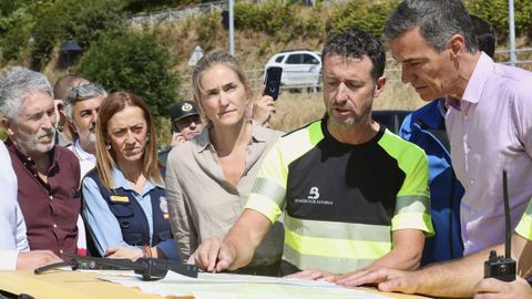 De izquierda a derecha, el ministro del Interior, Fernando Grande-Marlaska; la jefa de Proteccin Civil, Virginia Barcones; la ministra para la Transicin Ecolgica, Sara Aagesen; un bombero del puesto de mando avanzado en Degaa, Asturias, y Pedro Snchez.