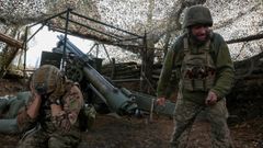 Artilleros ucranianos disparan un obús autopropulsado M114 contra las tropas rusas, en el frente de Donetsk.