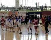 Los jugadores de ambos equipos se saludan al final del partido.