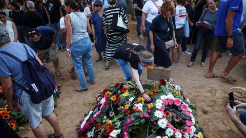 Funeral de uno de los rehenes rescatado muerto de Gaza en el kibutz Nir Oz.