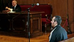 El acusado, en primer trmino, con el fiscal al fondo