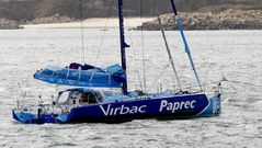 El velero  Virbac Paprec  se refugia en la ensenada de Mor�s antes de continuar la regata Vend�e globe que da la vuelta al mundo