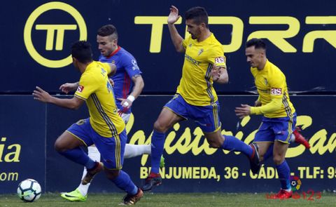 Aaron Cadiz Real Oviedo.Aaron, rodeado por tres futbolistas del Cadiz