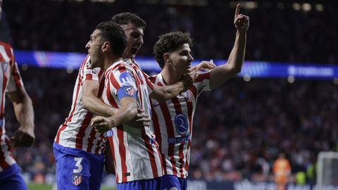Juli�n �lvarez, a la derecha, celebra el gol de penalti anotado al Arsenal en el Metropolitano.