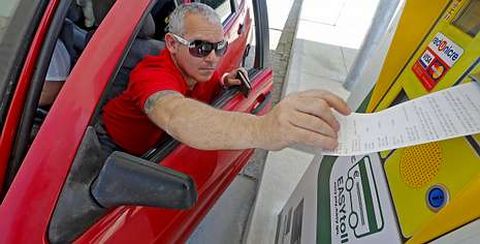 Un conductor espaol activando ayer en Cerveira el pago de peaje con tarjeta de crdito vinculada a su matricula.