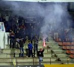 Las bengalas se encendieron en la grada de fondo.