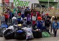 Los alumnos del Eugenio L�pez cargaron un furg�n de tapones para levar a A Coru�a.