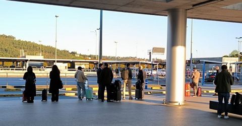 Pasajeros sin taxis en el aeropuerto de Alvedro.