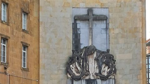 Monumento H�roes del Simancas, en el colegio de la Inmaculada, en Gij�n.