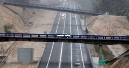 Contas destaca que el corredor Bri�n-Martelo, entre Santiago y Noia, acab� costando un 47 % m�s de lo contratado: 38,8 millones. 