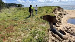 Tania Redondo,�Fernando Abraldes y Lu�s P�rez Barral, examinando la rotura de la tuber�a en Coroso