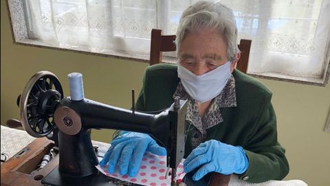 Eva, de 88 a�os, una de las costureras voluntarias de Xinzo