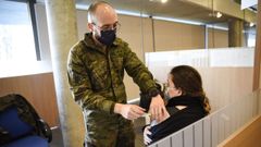 Un militar vacuna contra el covid a una joven en el edificio administrativo de la Xunta en Campolongo, en Pontevedra