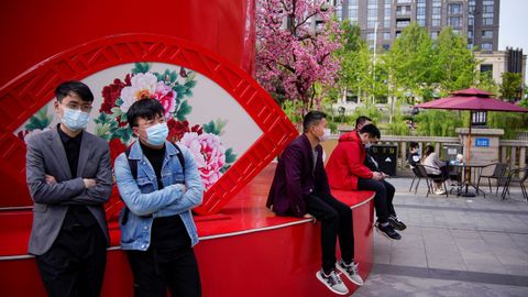 Gente en la calle, la normalidad vuelve a las calles de Wuhan, China