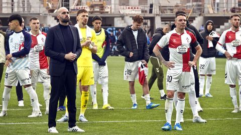 Jugadores y entrenador del Celta, contrariados tras la derrota frente al Oviedo.