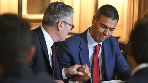El presidente del Gobierno espaol, Pedro Snchez, y el primer ministro britnico, Keir Starmer, durante la firma de un Marco Bilateral Estratgico que refuerza los lazos entre los dos pases, este mircoles en Londres.