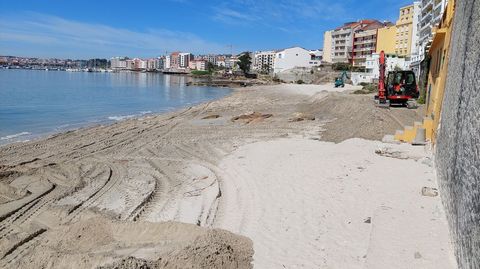 Trabajos de recuperaci�n de la arena de la playa de Carabuxeira, en Sanxenxo