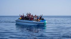 Un cayuco de migrantes, interceptados cerca de Libia, con rumbo a Chipre.