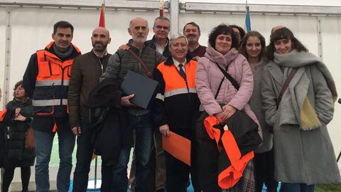 Jornada de convivencia de agrupaciones de Protecc��n Civil en Allariz.Los voluntarios veteranos recibieron homenajes. Santiago Villanueva, director xeral de Emerxencias, agradeci� el trabajo de todos y, en particular, de Juan M�guez, que estuvo arropado por su familia.