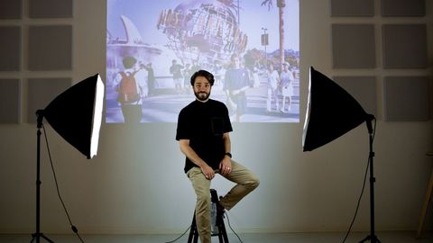Borja Quiza, en su estudio de El Laboratorio, con una foto proyectada en la pared de su mejor verano, el del 96 en California