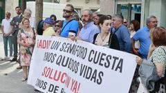 Una veintena de vecinos se reunieron este mi�rcoles frente a la Subdelegaci�n del Gobierno en Lugo.