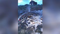 Aparcabicis metalicos encontrados tras un incendio en el poblado de O Carqueixo