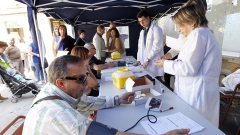 Medida de la tensi�n arterial en una campa�a preventiva en Santiago, en foto de archivo