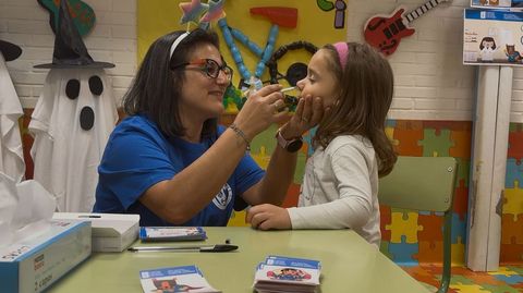 La vacuna infantil de la gripe es intranasal.