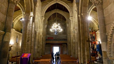 En el interior del Mosteiro de Bergondo solo se conserva un retablo.