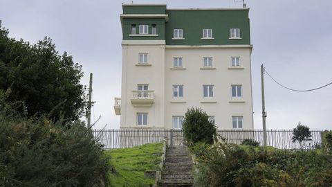 El edificio del Observatorio estrena nueva valla y muro, que delimitan el futuro parque del Agra del Orzn. 