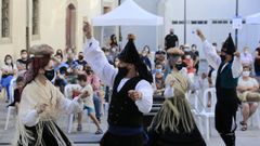 En la Feira do 48 hay vistosos trajes gallegos