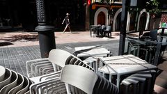 Las terrazas de una c�ntrica calle de Oviedo, cerradas durante la desescalada