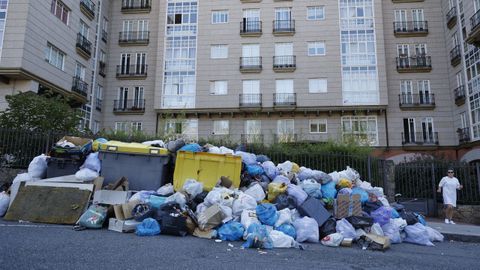 Primer día de huelga indefinida de la basura en A Coruña. Eirís, calle Lázaro Cárdenas