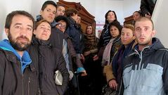 Los vecinos de O Pindo, en la entrada de la casa consistorial de Muros, donde se encuentra el juzgado.