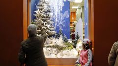 Un escaparate decorado de Navidad en Ourense
