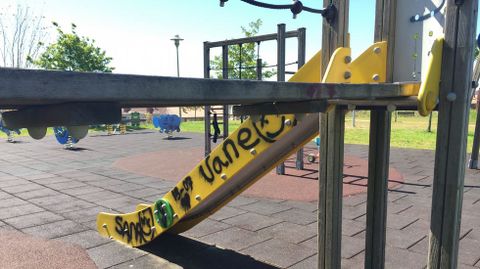Pintadas en el parque infantil
