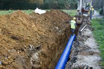 ANLL�NS-BARDOSO. Como estaba previsto, y como adem�s marca el convenio de la construcci�n, las obras de las dos fases del proyecto Anll�ns-Bardoso de captaci�n, tratamiento y distribuci�n de agua se reanudaron ayer en la parroquia de Berdillo. Son independientes de la gesti�n del ciclo del agua carball�s que ahora se licita, pero obviamente estar�n ligadas en el futuro. 