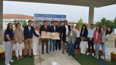 Miembros del concello y la Xunta exponen la maqueta de c�mo ser�a el colegio A Florida tras la reforma integral.