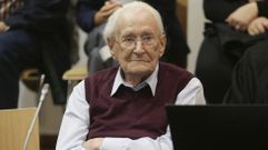 Oskar Gr�ning el �contable de Auschwitz� hoy en el banquillo de los acusados esperando a conocer su veredicto en la Audiencia de L�neburg