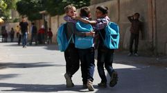 Tres ni�os sirios asisten a la escuela en Hazeh con sus mochilas, proporcionadas por la ONG Unicef. 