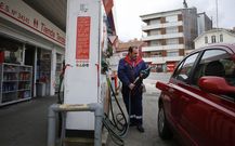 Uno de los cuatro empleados, ayer, en la gasolinera. 