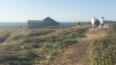 La construcci�n de un nuevo acceso ha propiciado la llegada de turistas y vecinos a la isla de Santa Comba