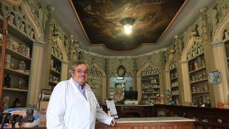 Jos� Luis Dom�nguez, actual propietario de la botica, atendiendo la Farmacia Eiras situada en la plaza de la Verdura de Pontevedra. 