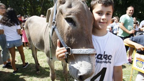 Igotz Bilbao con el burro Niño, los ganadores absolutos de la 65 carrera de burros de Escairón
